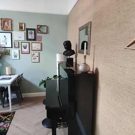 Sfeervolle In Historisch Vlakbij Station Проживание в семье