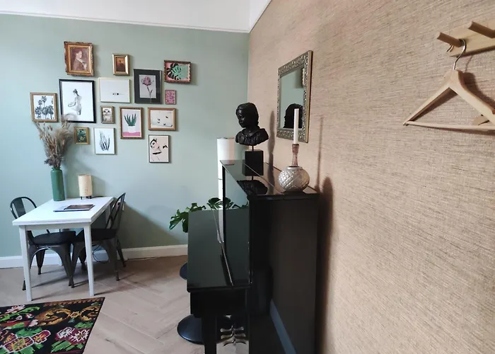 Sfeervolle In Historisch Vlakbij Station Проживание в семье